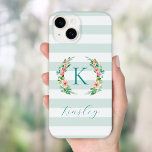 Coque Pour iPhone 14 Monogramme de rayures florales et de menthe Paradi<br><div class="desc">Ce design branché et amusant est orné d'un arrière - plan rayé blanc et menthe avec une couronne fleurie colorée. Personnalisez le design avec votre nom et monogramme ou autre texte. Utilisez les outils de conception pour choisir une couleur arrière - plan, modifier les polices de texte et les couleurs...</div>