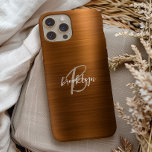 Coque Pour iPhone 15 Monogramme de script métallique brossé orange brûl<br><div class="desc">Cet élégant étui de téléphone personnalisé présente un monogramme et un prénom dans un script moderne beige et blanc sur un arrière - plan en métal brossé orange brûlé.</div>