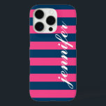 iPhone 16 Pro Case Monogramme de script personnalisé Hot Pink et Navy<br><div class="desc">Habille et protège ton iphone avec un design motif rayé preppy,  moderne et audacieux qui est personnalisé monogrammed avec ton prénom dans une police de script en minuscules. Marine foncée / indigo bleu et chaud magenta rose rayures horizontales contrastées avec le texte blanc.</div>