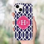 Coque Pour iPhone 14 Monogramme de Trellis moderne bleu marine et rose<br><div class="desc">Cute Girly Trendy Chic élégant Preppy Géométrique moderne Trellis Motif. Ajoutez vos initiales ou votre nom personnalisé de monogramme. Cliquez sur le bouton Customiser pour modifier les polices et les couleurs d'une conception unique.</div>