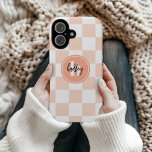 Coques iPhone 16 Monogramme de vérification rétrographique de la pl<br><div class="desc">Ce boîtier de téléphone girly personnalisé dispose d'un motif de damier rétro amusant, personnalisé avec votre nom et monogramme initial dans les polices tendance et élégantes. Le design audacieux allie des vibes vintages à une touche moderne, ce qui en fait l'accessoire parfait pour quiconque cherche à ajouter une touche personnalisée...</div>
