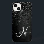 Coque Pour iPhone 14 Plus Monogramme d'étincelle à Parties scintillant noire<br><div class="desc">Personnalisez facilement ce design élégant et branché de boîtier de téléphone avec une jolie parties scintillant brillante noire sur un arrière - plan métallique brossé noir.</div>