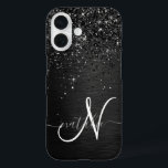 Coques iPhone 16 Monogramme d'étincelle à Parties scintillant noire<br><div class="desc">Personnalisez facilement ce design élégant et branché de boîtier de téléphone avec une jolie parties scintillant brillante noire sur un arrière - plan métallique brossé noir.</div>