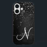 Coques iPhone 16 Monogramme d'étincelle à Parties scintillant noire<br><div class="desc">Personnalisez facilement ce design élégant et branché de boîtier de téléphone avec une jolie parties scintillant brillante noire sur un arrière - plan métallique brossé noir.</div>