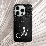Coque iPhone 15 Pro Monogramme d'étincelle à Parties scintillant noire<br><div class="desc">Personnalisez facilement ce design élégant et branché de boîtier de téléphone avec une jolie parties scintillant brillante noire sur un arrière - plan métallique brossé noir.</div>