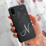 Coque iPhone 15 Pro Max Monogramme d'étincelle à Parties scintillant noire<br><div class="desc">Personnalisez facilement ce design élégant et branché de boîtier de téléphone avec une jolie parties scintillant brillante noire sur un arrière - plan métallique brossé noir.</div>