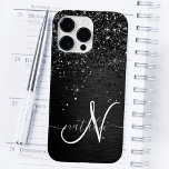 Coque Pour Pour iPhone 14 Pro Max Monogramme d'étincelle à Parties scintillant noire<br><div class="desc">Personnalisez facilement ce design élégant et branché de boîtier de téléphone avec une jolie parties scintillant brillante noire sur un arrière - plan métallique brossé noir.</div>