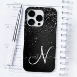 Coque Pour iPhone 14 Pro Monogramme d'étincelle à Parties scintillant noire<br><div class="desc">Personnalisez facilement ce design élégant et branché de boîtier de téléphone avec une jolie parties scintillant brillante noire sur un arrière - plan métallique brossé noir.</div>