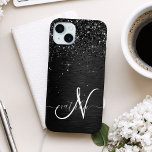 Coque iPhone 15 Mini Monogramme d'étincelle à Parties scintillant noire<br><div class="desc">Personnalisez facilement ce design élégant et branché de boîtier de téléphone avec une jolie parties scintillant brillante noire sur un arrière - plan métallique brossé noir.</div>