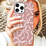 Coques iPhone 16 Pro Max Monogramme dusté Rose Bow<br><div class="desc">Habille ton téléphone en style avec ce boîtier rose chic et branché poussiéreux ! Doté d'un motif ludique d'arcs dessinés à la main et personnalisé avec votre monogramme, ce coque est le parfait mélange de mode et de fonction. Fabriqué à partir de matériaux durables pour protéger votre téléphone contre les...</div>