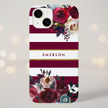 Coque Pour iPhone 14 Monogramme floral de Boho Bourgogne et or<br><div class="desc">Caisses de téléphone monogrammed personnalisées avec votre nom ou autre texte. Ce design boho branché présente une bordure florale aquarelle aux couleurs d'automne rustiques sur un arrière - plan rayé bordeaux et blanc avec un faux accent de feuille d'or. Utilisez les outils de conception pour choisir une couleur arrière -...</div>