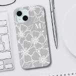 Coque Pour iPhone 15 Monogramme floral gris<br><div class="desc">Girly Chic Grey Floral Monogramme initial iPhone 15 Coque. Un étui téléphonique amusant mais élégant avec des contours de fleurs grises et blanches. Un motif de fleurs ludique encadre une police serif chic simple monogramme initial simple. La partie amusante est que vous pouvez changer TOUTES les couleurs! ! Vous pouvez...</div>
