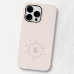 Coque Pour Pour iPhone 14 Pro Max Monogramme initial radiale sunburst muet rose<br><div class="desc">Coque iphone élégant avec votre monogramme initial à l'intérieur d'une bordure de points radiaux ressemblant à un soleil. Brun très clair sur rose muet. Les couleurs peuvent être customisées avec l'outil de conception.</div>