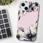 Coque Pour iPhone 15 Monogramme initial rose pâle<br><div class="desc">Joli et simple design moderne rose pâle, noir et blanc fleur. Un look classique mais fantaisiste avec des fleurs noires, grises et crème avec une police noire et des lettres modernes chic. Modifiez tout le texte à vos propres informations. Vous pouvez même changer la couleur arrière - plan à tout...</div>