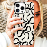 Coques iPhone 16 Pro Max Monogramme Liquide Et Bow Noir<br><div class="desc">Habille ton téléphone avec style avec ce boîtier en ivoire et noir chic et tendance ! Doté d'un motif ludique d'arcs dessinés à la main et personnalisé avec votre monogramme, ce coque est le parfait mélange de mode et de fonction. Fabriqué à partir de matériaux durables pour protéger votre téléphone...</div>