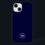 Coque Pour iPhone 14 Monogramme minimal bleu marine<br><div class="desc">Le design élégant des boîtiers de téléphone présente un design moderne simple en bleu marine et blanc. Personnalisez le boîtier téléphonique avec l'initiale personnalisée. Modifiez la police ou la position à l'aide du menu personnaliser.</div>
