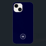 Coque Pour iPhone 14 Monogramme minimal bleu marine<br><div class="desc">Le design élégant des boîtiers de téléphone présente un design moderne simple en bleu marine et blanc. Personnalisez le boîtier téléphonique avec l'initiale personnalisée. Modifiez la police ou la position à l'aide du menu personnaliser.</div>