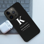 Coque iPhone 15 Pro Monogramme moderne minimaliste noir et blanc<br><div class="desc">Un design vertical minimaliste dans un style élégant en monochrome noir et blanc et grand monogramme initial typographique. Le texte peut facilement être customisé pour un design aussi unique que vous êtes !</div>