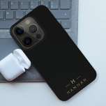 Coque iPhone 15 Pro Monogramme Noir | Élégant minimaliste moderne<br><div class="desc">Un design simple et élégant monogramme personnalisé dans une typographie minimaliste dorée moderne sur un arrière - plan noir off. Les initiales et le nom du monogramme peuvent facilement être personnalisés avec la ligne de fonction pour rendre un design aussi unique que vous êtes! Le cadeau ou accessoire sur mesure...</div>