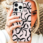 Coques iPhone 16 Pro Max Monogramme noir et blanc<br><div class="desc">Habille ton téléphone avec style avec ce boîtier de téléphone chic et tendance rose et noir! Doté d'un motif ludique d'arcs dessinés à la main et personnalisé avec votre monogramme, ce coque est le parfait mélange de mode et de fonction. Fabriqué à partir de matériaux durables pour protéger votre téléphone...</div>
