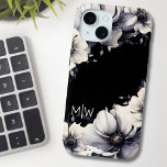 Coque Pour iPhone 15 Monogramme noir floral<br><div class="desc">Design floral noir et blanc moderne, mignon, girly et simple. Un look classique mais fantaisiste avec des fleurs noires, grises et crème avec police crème et des lettres modernes chic. Modifiez tout le texte à vos propres informations. Vous pouvez même changer la couleur arrière - plan à tout ce que...</div>