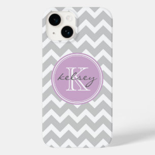 Coque Pour iPhone 14 Monogramme personnalisé Gris et Lilac Chevron