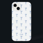 Coque Pour iPhone 14 Plus Monogramme Petit Bow bleu<br><div class="desc">L'impression parfaite pour votre vibe de plage de la Nouvelle-Angleterre ! Preppy motif a présenté des arcs bleus dessinés à la main.</div>