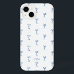 Coque Pour iPhone 14 Plus Monogramme Petit Bow bleu<br><div class="desc">L'impression parfaite pour votre vibe de plage de la Nouvelle-Angleterre ! Preppy motif a présenté des arcs bleus dessinés à la main.</div>