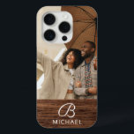 Coque iPhone 15 Pro Monogramme Photo Bois Bois Bois Bois Bois Nom pers<br><div class="desc">Monogram Photo Wood Grain Timber Nom personnalisé iPhone 15 Pro Coques dispose de votre photo préférée avec votre nom personnalisé et monogramme sur un accent en bois. Personnalisez en modifiant le texte dans les zones de texte fournies. Conçu par ©Evco Studio www.zazzle.com/store/evcostudio</div>