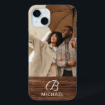 Coque iPhone 15 Mini Monogramme Photo Bois Bois Bois Bois Bois Nom pers<br><div class="desc">Monogram Photo Wood Grain Timber Nom personnalisé iPhone 15 Plus Coque présente votre photo préférée avec votre nom personnalisé et monogramme sur un accent en bois. Personnalisez en modifiant le texte dans les zones de texte fournies. Conçu par ©Evco Studio www.zazzle.com/store/evcostudio</div>