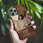 Coques iPhone 16 Pro Max Monogramme Photo Bois Bois Bois Bois Bois Nom pers<br><div class="desc">Monogram Photo Wood Grain Timber Nom personnalisé iPhone 16 Pro Max Coques dispose de votre photo préférée avec votre nom personnalisé et monogramme sur un accent en bois. Personnalisez en modifiant le texte dans les zones de texte fournies. Conçu par ©Evco Studio www.zazzle.com/store/evcostudio</div>