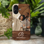 Coques iPhone 16 Monogramme Photo Bois Bois Bois Bois Bois Nom pers<br><div class="desc">Monogram Photo Wood Grain Timber Personnalisé Nom coques iphone présente votre photo préférée avec votre nom personnalisé et monogramme sur un accent en bois. Personnalisez en modifiant le texte dans les zones de texte fournies. Conçu par ©Evco Studio www.zazzle.com/store/evcostudio</div>