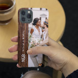 Coque Pour iPhone 14 Monogramme Photo Couple Wood Nom personnalisé<br><div class="desc">Monogram Photo Couple Wood Nom personnalisé Smartphone coques iphone vous propose votre photo préférée avec vos noms personnalisés et monogramme sur un accent en bois. Parfait comme cadeau pour mari ou petit ami pour l'anniversaire,  Noël,  Saint Valentin,  anniversaire et plus encore. Conçu par ©Evco Studio www.zazzle.com/store/evcostudio</div>