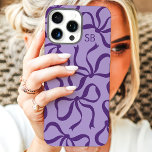 Coques iPhone 16 Pro Max Monogramme pourpre du cou<br><div class="desc">Habille ton téléphone en style avec ce boîtier de téléphone violet chic et tendance! Doté d'un motif ludique d'arcs dessinés à la main et personnalisé avec votre monogramme, ce coque est le parfait mélange de mode et de fonction. Fabriqué à partir de matériaux durables pour protéger votre téléphone contre les...</div>