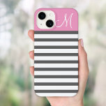 Coques Pour iPhone Monogramme rose et charbonnier<br><div class="desc">Joli Design élégant et moderne avec des bandes horizontales et des blocs de couleurs solides avec un monogramme personnalisé Lettre initiale</div>