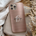 Coque Pour iPhone 15 Monogramme rose métal brossé or<br><div class="desc">Cet élégant étui de téléphone personnalisé présente un monogramme et un prénom en écriture moderne noir et blanc sur un arrière - plan en métal brossé or rose tendance.</div>