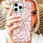 Coques iPhone 16 Pro Max Monogramme rose pâle<br><div class="desc">Habille ton téléphone en style avec ce boîtier de téléphone rose vif chic et tendance ! Doté d'un motif ludique d'arcs dessinés à la main et personnalisé avec votre monogramme, ce coque est le parfait mélange de mode et de fonction. Fabriqué à partir de matériaux durables pour protéger votre téléphone...</div>