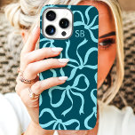 Coques iPhone 16 Pro Max Monogramme turquoise<br><div class="desc">Habille ton téléphone en style avec ce boîtier turquoise chic et tendance! Doté d'un motif ludique d'arcs dessinés à la main et personnalisé avec votre monogramme, ce coque est le parfait mélange de mode et de fonction. Fabriqué à partir de matériaux durables pour protéger votre téléphone contre les bosses et...</div>