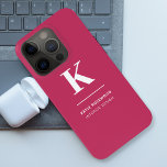 Coque iPhone 15 Pro Monogramme typographique moderne minimaliste rose<br><div class="desc">Un design vertical minimaliste dans un style élégant avec une couleur de trait rose chaud et un gros monogramme initial typographique. Le texte peut facilement être customisé pour un design aussi unique que vous êtes !</div>