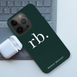 Coque iPhone 15 Pro Monogramme vert foncé élégant minimaliste moderne<br><div class="desc">Un monogramme minimaliste avec de grandes initiales typographiques dans une police classique avec votre nom ci-dessous sur un arrière - plan vert foncé. Le cadeau ou accessoire parfaitement personnalisé !</div>
