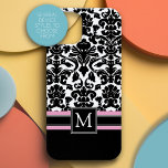 Coque Pour iPhone 15 Motif Damas avec Monogramme rose noir<br><div class="desc">Un design élégant et tendance pour votre téléphone. Un grand cadeau pour n'importe quelle femme artistique — motif en papier peint noir et blanc avec accent rose.</div>