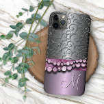 Case-Mate iPhone Case Motif d'antiquités Faux Ornat Personnalisé<br><div class="desc">Motif tourbillon argenté faux contemporain, et cordes de perles de faux verre à travers un ruban satiné ou soie. Avec espace pour personnaliser ou customiser avec un monogramme de votre choix. Belle couverture moderne et cool pour le brancheur tendance et amateur d'art branché, amoureux de motifs artistiques qui veut protéger...</div>