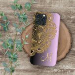 Case-Mate iPhone Case Motif D'Art Mandala D'Or Personnalisé Sur Rose Vio<br><div class="desc">Motif de rosette Mandala contemporain en faux or brillant. Avec de la place pour customiser ou personnaliser avec monogramme ou initial de votre choix. Belle couverture moderne et cool pour le brancheur tendance et amateur d'art branché hip, amoureux de motifs artistiques qui veut protéger leur téléphone de la poussière et...</div>