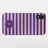 Coques Case-Mate iPhone Motif de bande de monogramme violet et or (Dos (Horizontal))