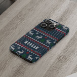 Coque iPhone 15 Pro Motif de cerfs de sapin Vintage de Noël confit<br><div class="desc">Ce coque iphone festif est parfait pour ajouter une touche de gaieté de vacances à votre téléphone. Ajoutez un nom pour personnaliser afin que vous sachiez que votre nouvelle possession est unique à vous. Le rétro Ugly Sweater Christmas Faux Knit Motif est sûr de vous mettre dans l'esprit de la...</div>