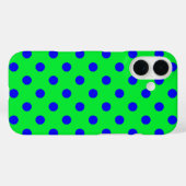 Coques Case-Mate iPhone Motif de points polka bleus sur fond vert  (Verso (horizontal))