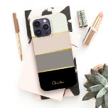 Coque Pour Pour iPhone 14 Pro Max Motif moderne chic avec nom<br><div class="desc">Couvrez votre téléphone dans un coque à la mode avec des rayures modernes chic en noir, gris, rose vif et blanc d'oeuf crémeux. De minces lignes en faux-or séparent les couleurs dans le style design. Personnalisez avec votre nom, monogramme ou autre texte souhaité. Vous pouvez également supprimer le nom de...</div>