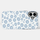 Coques Case-Mate iPhone Motif répété de fleurs floues bleu sur blanc (Verso (horizontal))