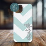 Coque Pour iPhone 15 Motif tendance Chevron avec grand nom de calligrap<br><div class="desc">Un design graphique et audacieux avec des zags zig dans des couleurs amusantes. Ajoutez votre nom ou supprimez le texte pour une couverture estivale amusante.</div>