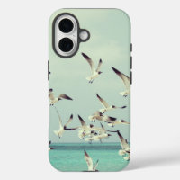 Mouettes volant au-dessus de l'océan